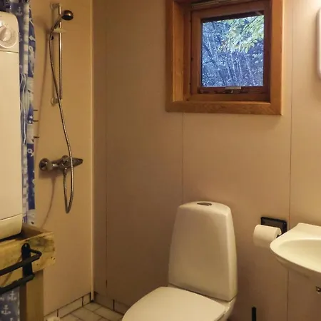 Awesome Home In Vallavik With Wifi *